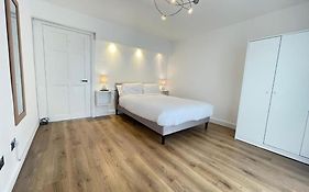 Deluxe Spacious Room In Beckton